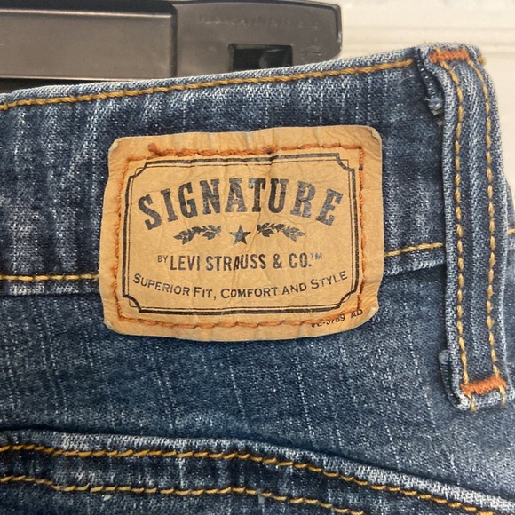 Signature Levi Strauss Mid Rise Dark Wash Blue Jean's - Picture 4 of 5